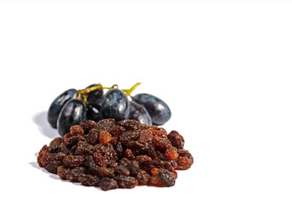 Getrocknete Weinbeeren vor weißem Hintergrund