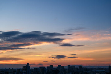 都市の夜明け。早朝神戸市のマンションの高層階より芦屋市のビル群をのぞむ