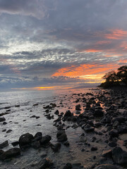 Obraz premium sunset on the beach with a fiery red sky. Maui Hawaii