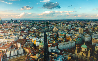 Obraz premium defaaerial photo with drone of the city of Milan in Italy with the Milan Duomo in the landscapeult
