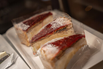 美味しそうな陳列されたケーキ