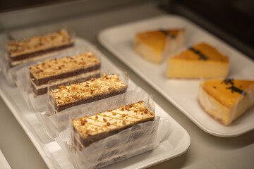 美味しそうな陳列されたケーキ