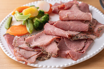 薄くスライスされたお肉料理