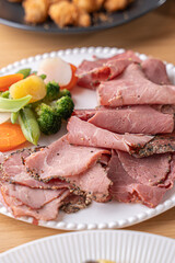 薄くスライスされたお肉料理