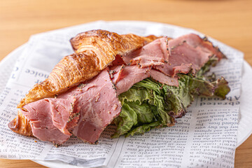 美味しそうなお肉を挟んだクロワッサンサンド