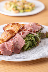 美味しそうなお肉を挟んだクロワッサンサンド