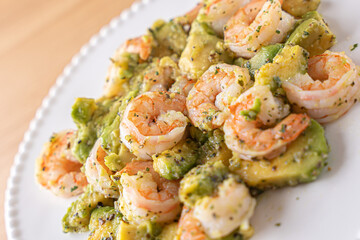 アボカドとエビの料理