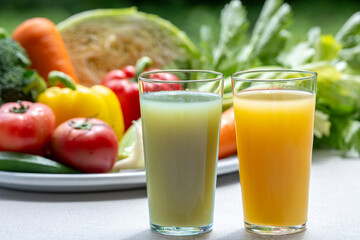 色とりどりの野菜と野菜ジュース