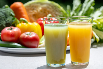 色とりどりの野菜と野菜ジュース