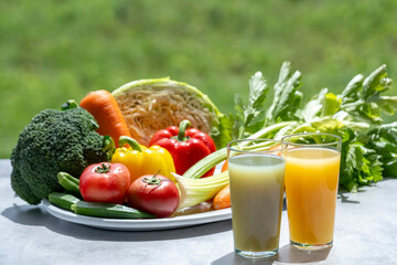色とりどりの野菜と野菜ジュース
