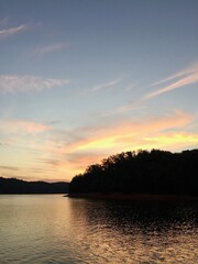 Obraz premium lake sunset with mountains in background