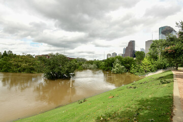 Obraz premium Buffalo Bayou Park, Houston, flooded after Hurricane Beryl.