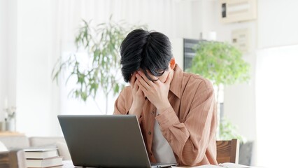 トラブルに悩む男性