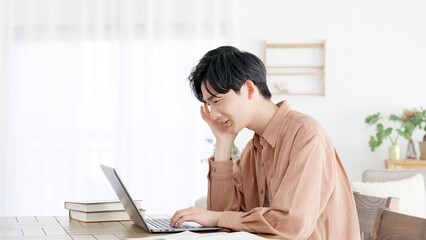 目の疲れに悩む男性