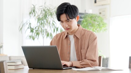パソコンを見て考える男性