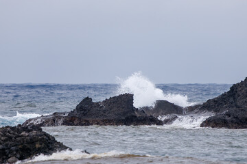 南西の強風を受けて荒れる磯。

日本国静岡県伊豆半島賀茂郡南伊豆町中木から渡し船で渡るヒリゾ浜にて。
2024年6月撮影。
