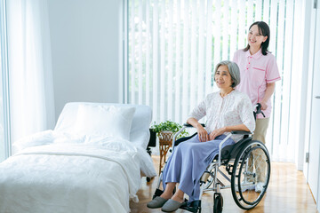 介護施設で暮らすシニア女性と若い介護士