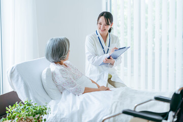 介護施設で暮らすシニア女性と白衣の女性