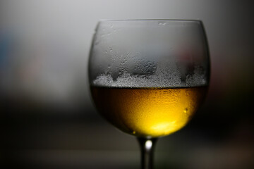 深夜のバーカウンター