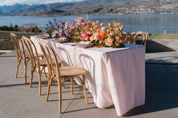 Elegant wedding table with vibrant floral arrangements