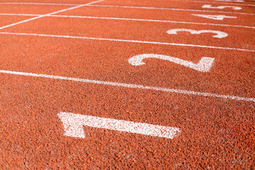 Nawierzchnia sportowa i numery startowe torów stadionu lekkoatletycznego, olimpiada.