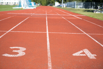 Nawierzchnia sportowa i numery startowe torów stadionu lekkoatletycznego, olimpiada. © Blaszko