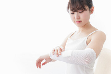 腕のケガをした女性