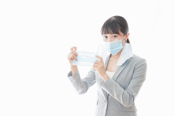 大量のマスクを着けた若いビジネスパーソン