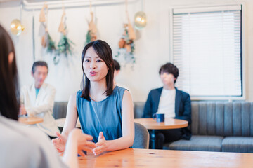 カフェで会話をする二人の女性