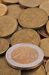 Pièce de deux euros en gros plan sur un fond de pièces de monnaie