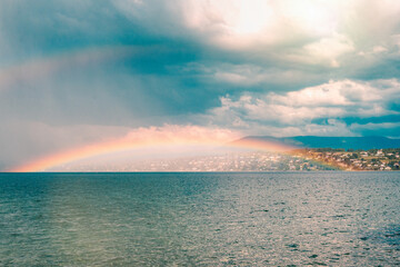 Double arc-en-ciel pendant l'orage sur le lac Léman