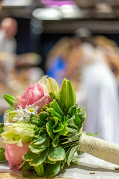bouquet d'une mari&eacute;e elle au fond dans une salle
