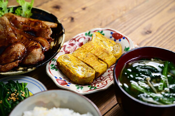 一汁三菜_豚の生姜焼き、エノキの玉子焼き、ほうれん草のお浸し