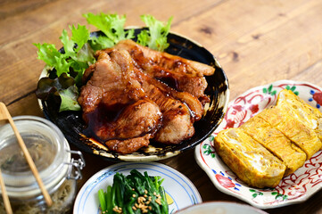 一汁三菜_豚の生姜焼き、エノキの玉子焼き、ほうれん草のお浸し