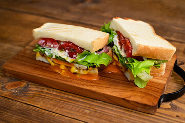 トマトとレタス、卵のサンドイッチ