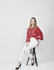 Fototapeta premium frau jung business mode casual jeans weiß eng lange beine posing fotostudio instagram post bild social network blogger 