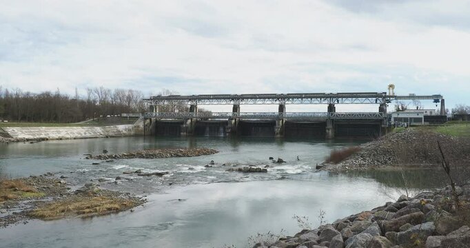 Barrage de M&auml;rkt  &agrave; la pointe pointe sud de l'&icirc;le du Rhin et les petits rapides dans le lit rocheux du Vieux Rhin entre le Vieux Rhin et le Grand Canal d&rsquo;Alsace
