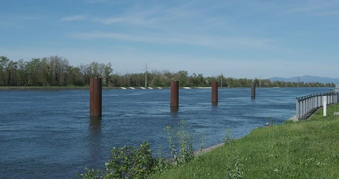 Les eaux en aval du Grand Canal d'Alsace. Vue depuis les berges et le chemin de halage de l'&iuml;le du Rhin entre France et Allemagne