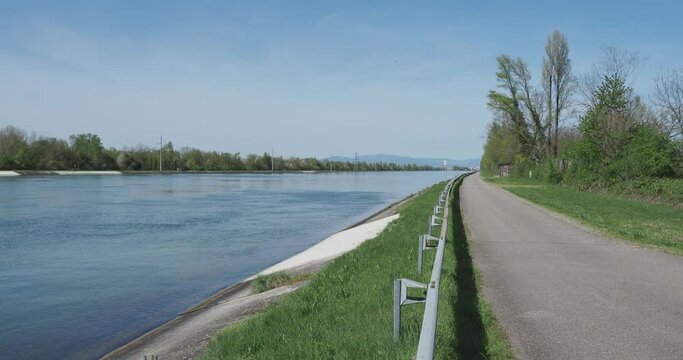 Le 'Sentier des escapades rh&eacute;nanes' longeant le Grand Canal d'Alsace au bord de l'&iuml;le du Rhin depuis le barrage de M&auml;rkt &agrave; la centrale hydo&eacute;lectrique de Kembs
