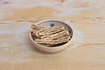 pasta, sagne, ‘ncannulate, ritorte, fresca, fatta, in, casa, tradizione, a, mano, manuale,...