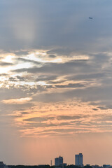 雲の隙間から差し込む夕日