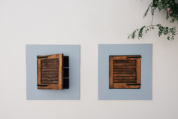 Rustikale Holzfensterl&auml;den in Ibiza-Stadt vor wei&szlig;er Wand