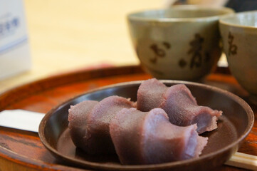 伊勢神宮周辺の横丁で店を構えている和菓子屋で食べた名物のあんこ餅