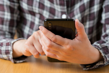 スマホを操作する人の手元のクローズアップ