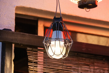 飲み屋の店先を照らす裸電球