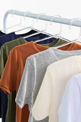 Obraz premium Mostruário de camisetas básicas pima de algodão em cores variadas