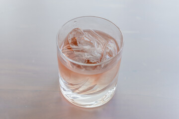 ウィスキーのロック、ウイスキー、ロックアイスの入ったロックグラス