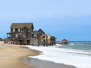 Beach houses at the water's edge in a coastal ocean landscape in the Outer Banks