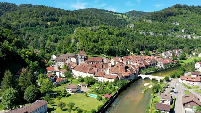 Picturesque Swiss village of Saint-Ursanne on the Doubs River, Switzerland. Village Saint-Ursanne in the district of Porrentruy in the canton of Jura, Switzerland. Saint Ursanne, Jura, Suisse