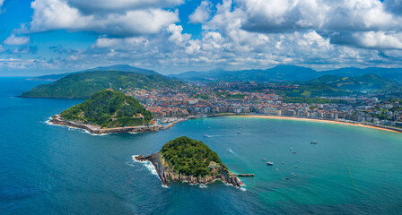 Fototapeta premium Panoramic view of Island and beach in San Sebastian. Basque Country.